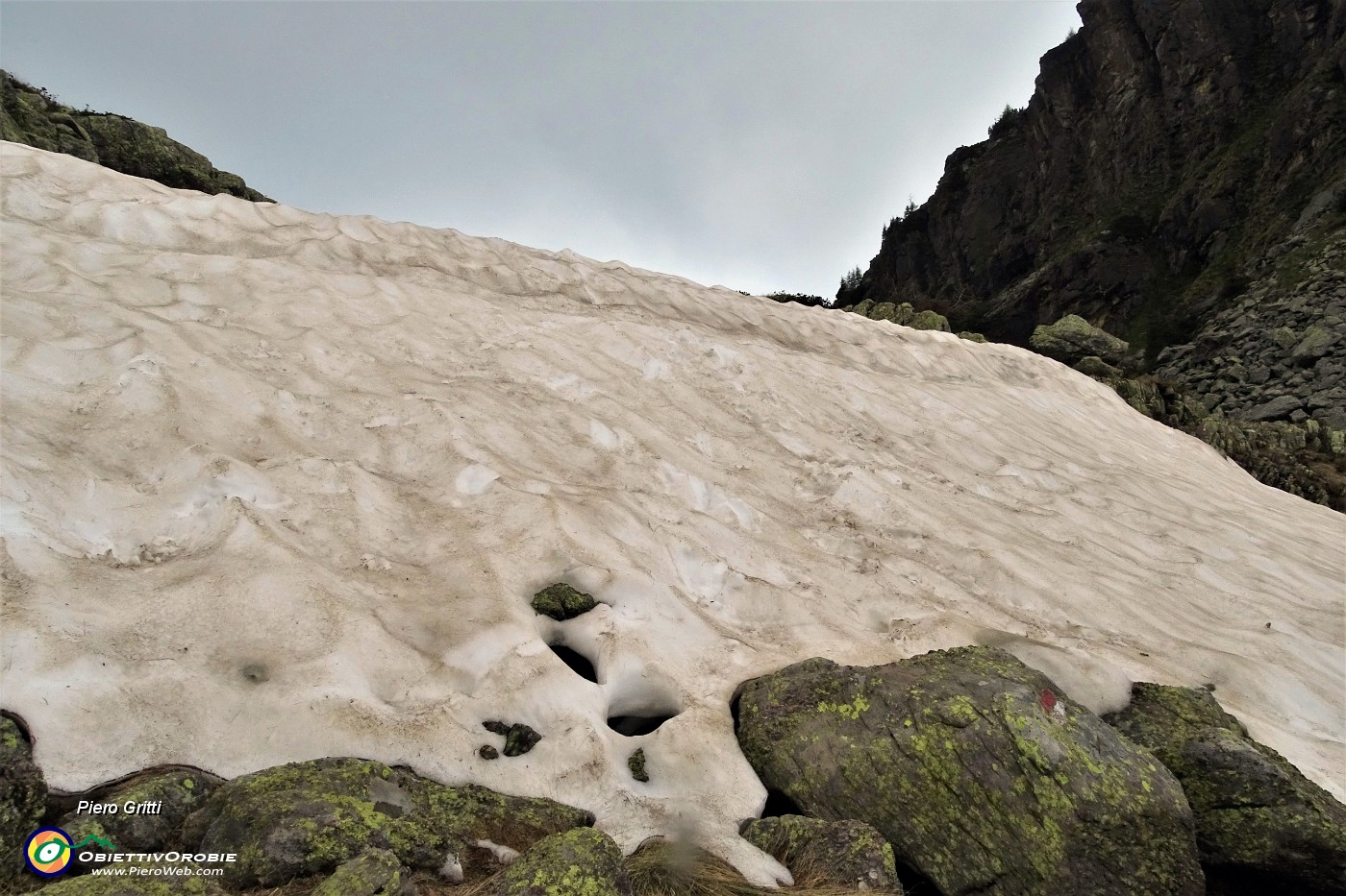 85 Da un panoro all'altro rampatina su ammasso di neve.JPG -                                